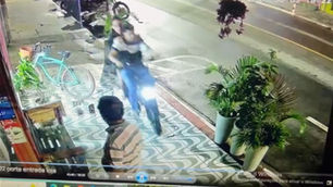 Moradores relatam aumento de roubos de celular por bandidos em bicicletas elétricas