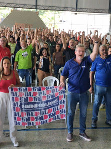 Servidores estaduais aprovam greve geral