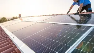 TCE-ES determina que a PMVV suspenda contratação de sistema de energia solar