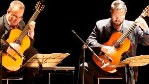 Shows musicais com duo de violões e alunos da rede municipal na Prainha