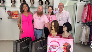 Dirceu Paigel doa perucas ao Hospital Evangélico: dez anos de solidariedade do cabeleireiro