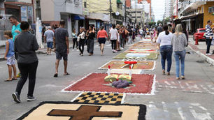 Tapetes de Corpus Christi encantam vias da cidade