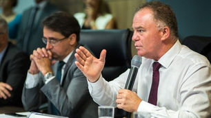 Servidores dão prazo para proposta de reestruturação sob risco de greve geral