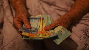 Juros altos do BC empobrecem e endividam famílias brasileiras