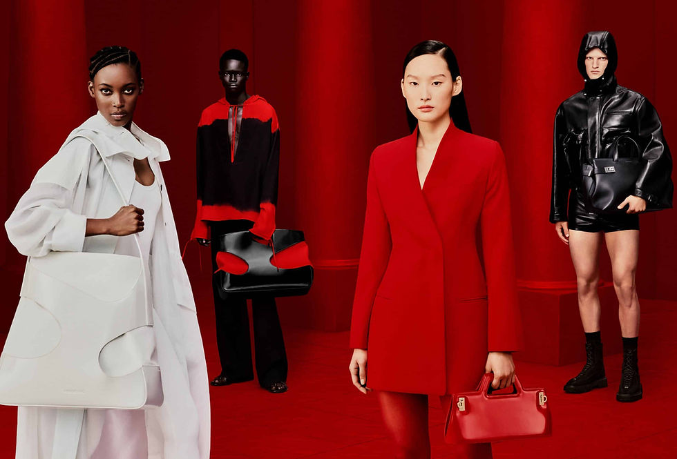 4 mannequins habillés en Ferragamo, en blanc, rouge et noir sur un fond rouge