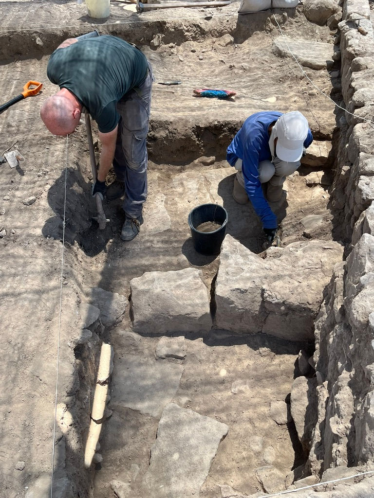 Russian team. Note the large boulders in the bottom of the pit