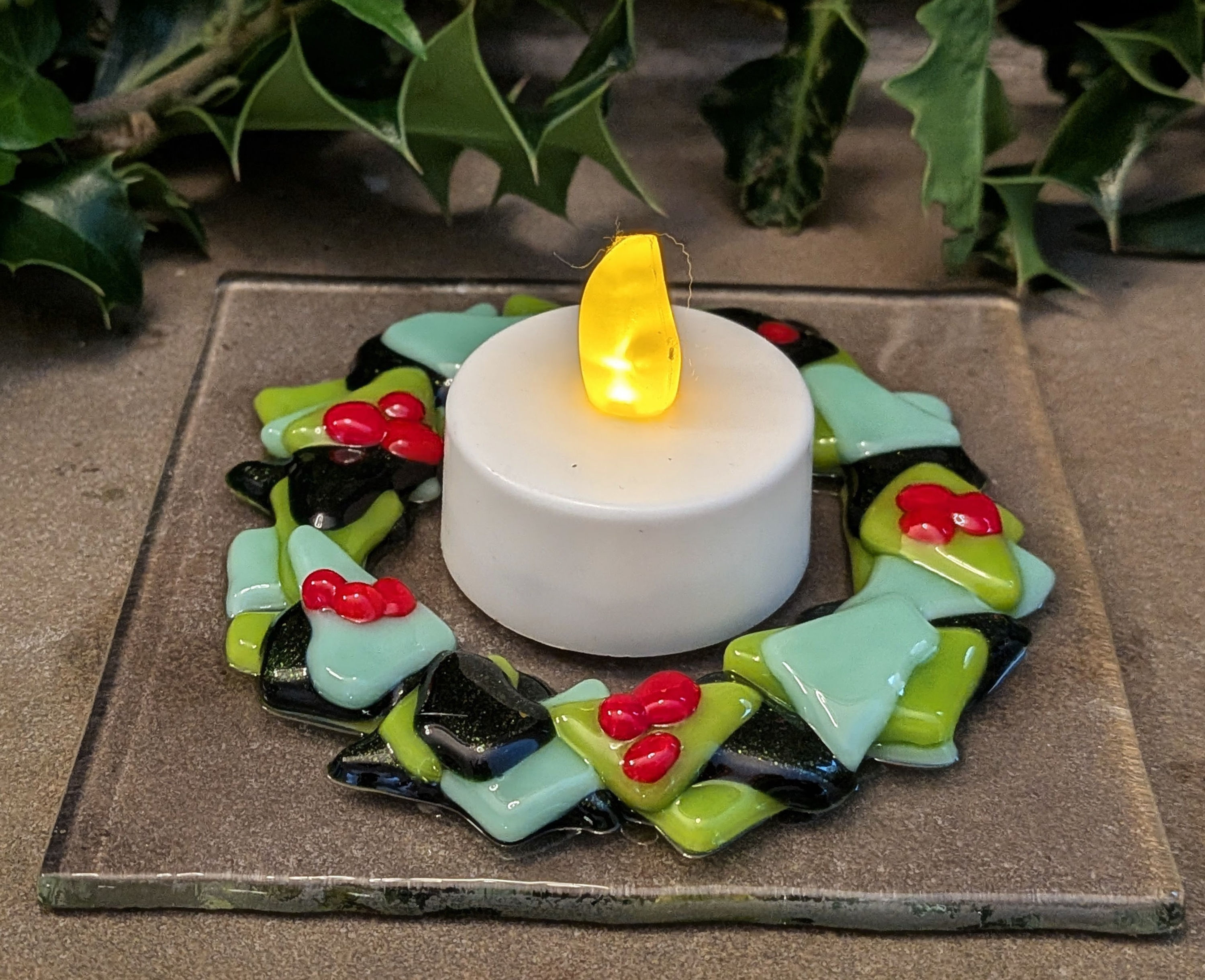 Yuletide tealight holder