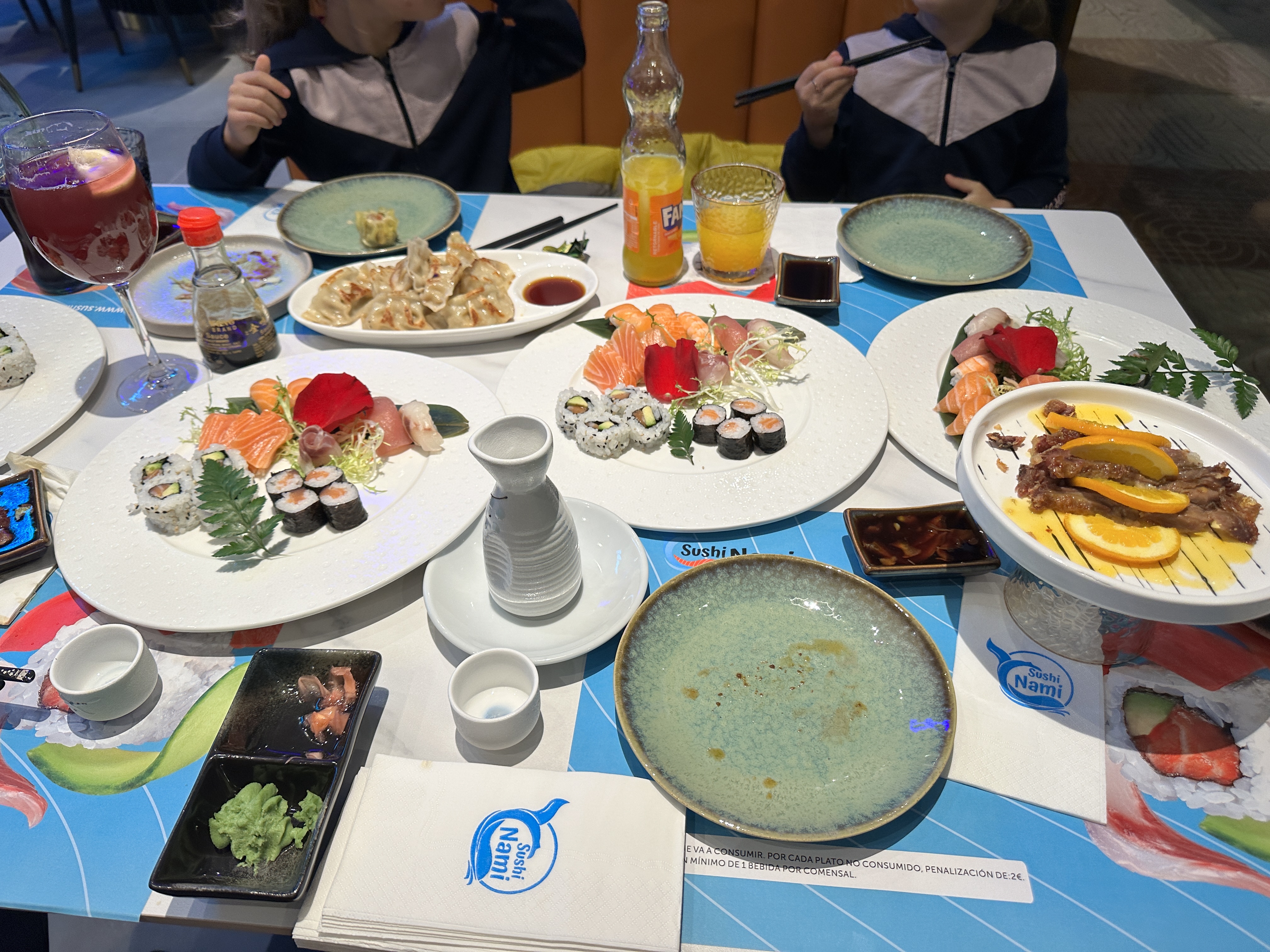 Mesa de Sushi Nami con sushi, sashimi, gyozas y platos para compartir