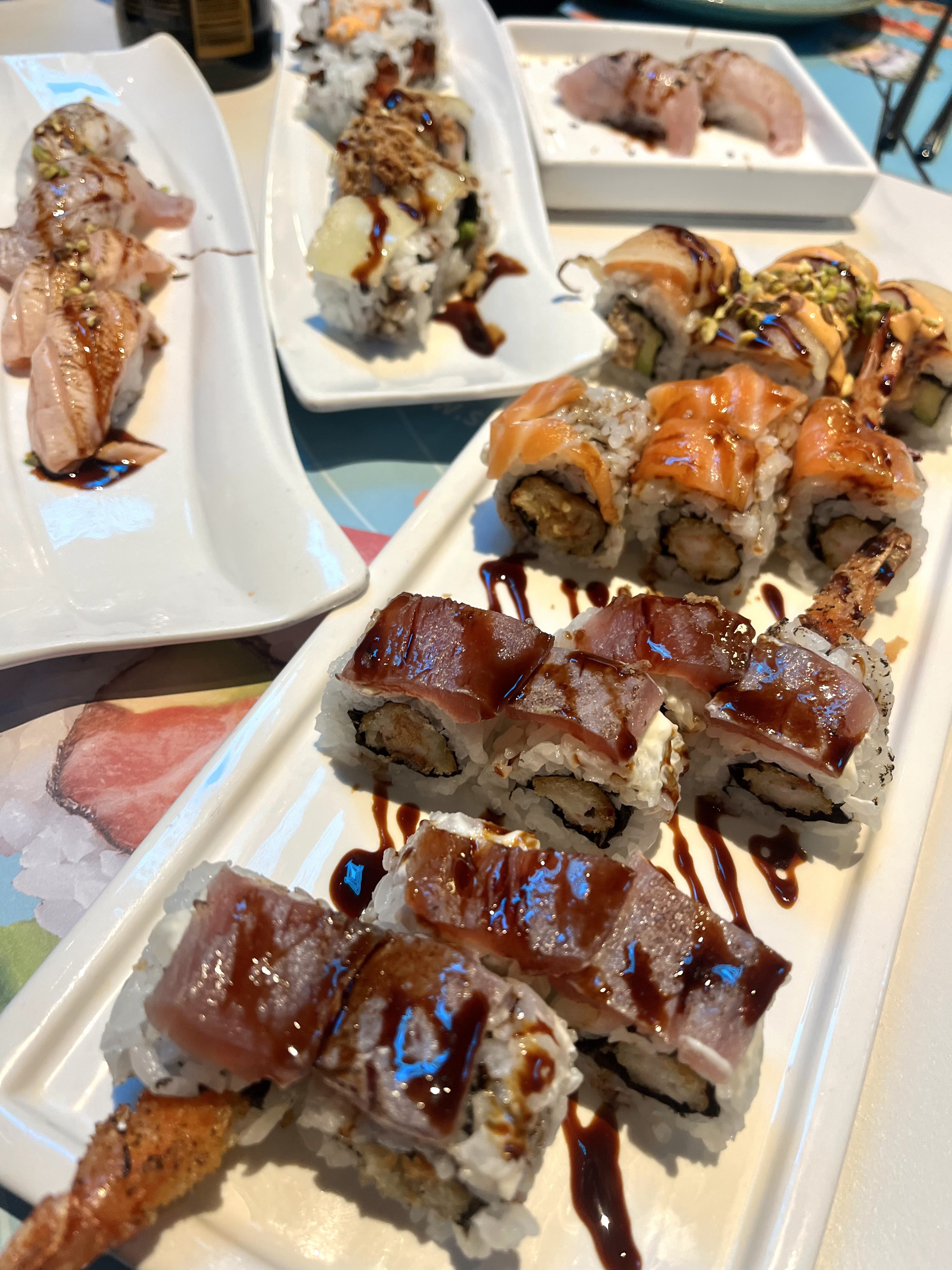 Rolls variados de Sushi Nami con salmón, atún y langostino