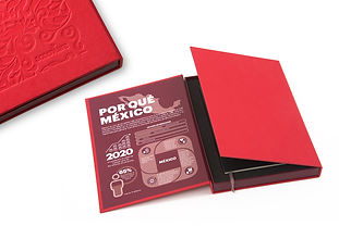 Caja roja contenedor en pasta dura grabada con libreta tipo molskine.