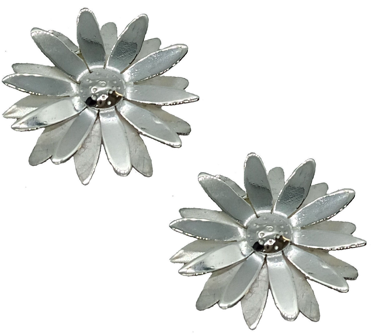3D Silver daisy stud earrings