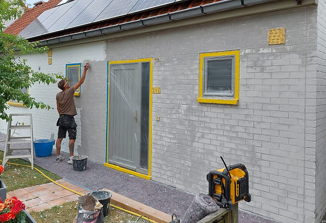 Kaleiwerken aan gevel tijdens renovatie door VEMI Projects