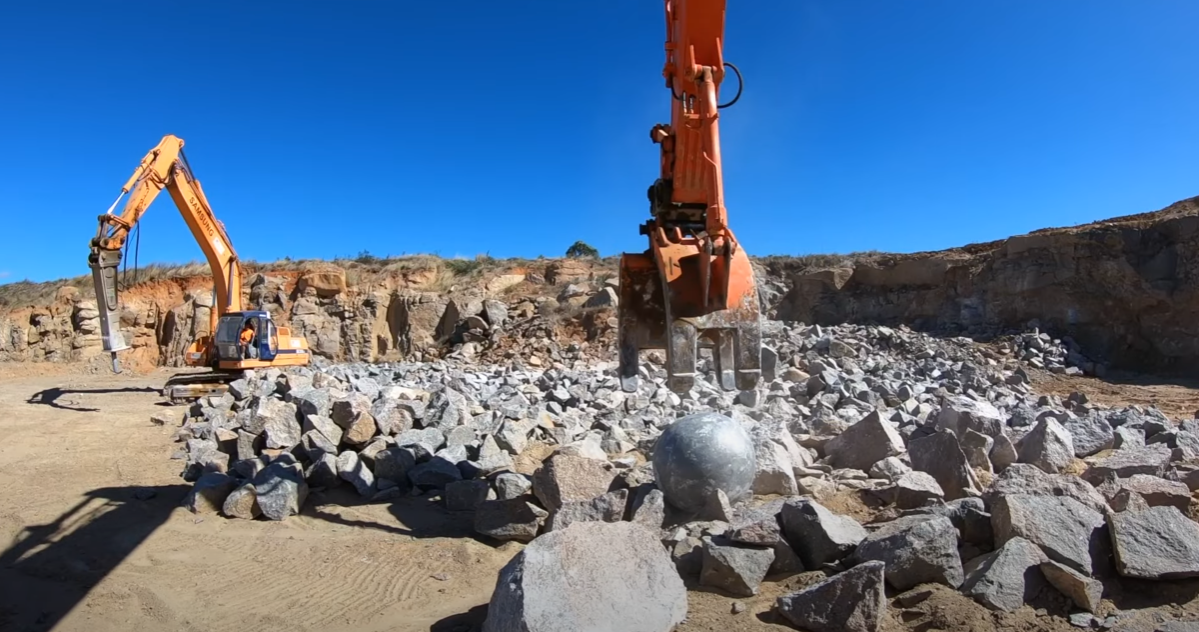 Boule 3 tonnes pour brise roche carrière