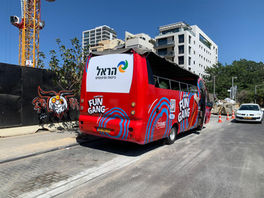 האוטובוס הפתוח שלנו בליווי יום כיף ממותג בלוגו של חברת הראל ביטוח