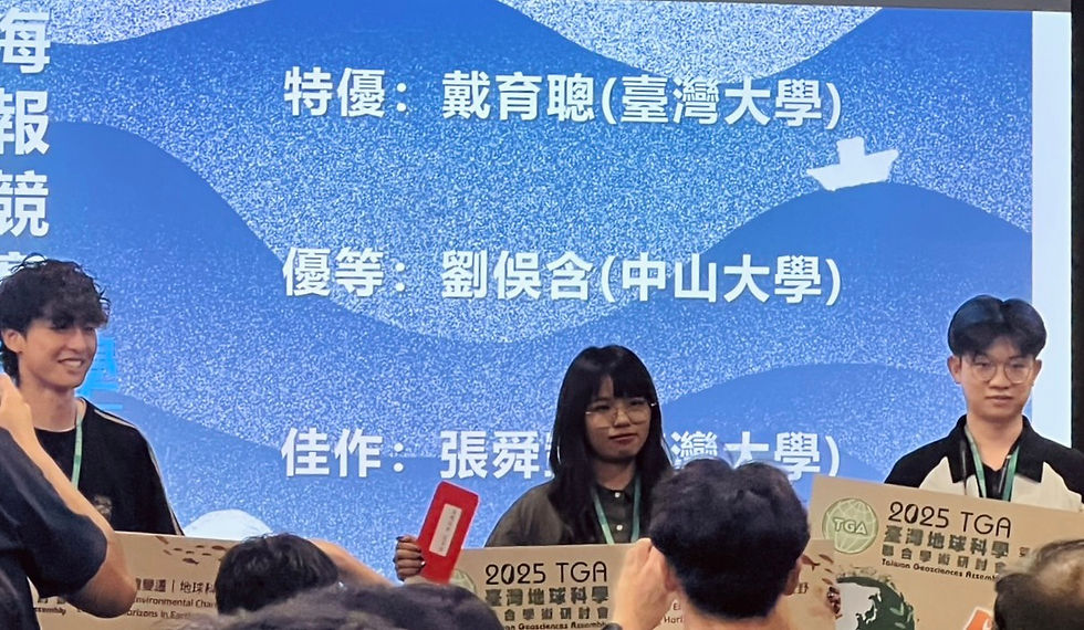 恭喜舜凱(右)獲得海報競賽佳作