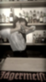 女性バーテンダー