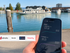 Smartphone mit Saily-Speedtest von 529,18 Mbit/s am Hafen Romanshorn sowie Logos der fünf getesteten eSIM-Anbieter