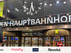 Smartphone mit laufendem Speedtest vor dem Wiener Hauptbahnhof beim eSIM Test Wien 2026 mit Airalo, Holafly, Nomad, Revolut und Saily.