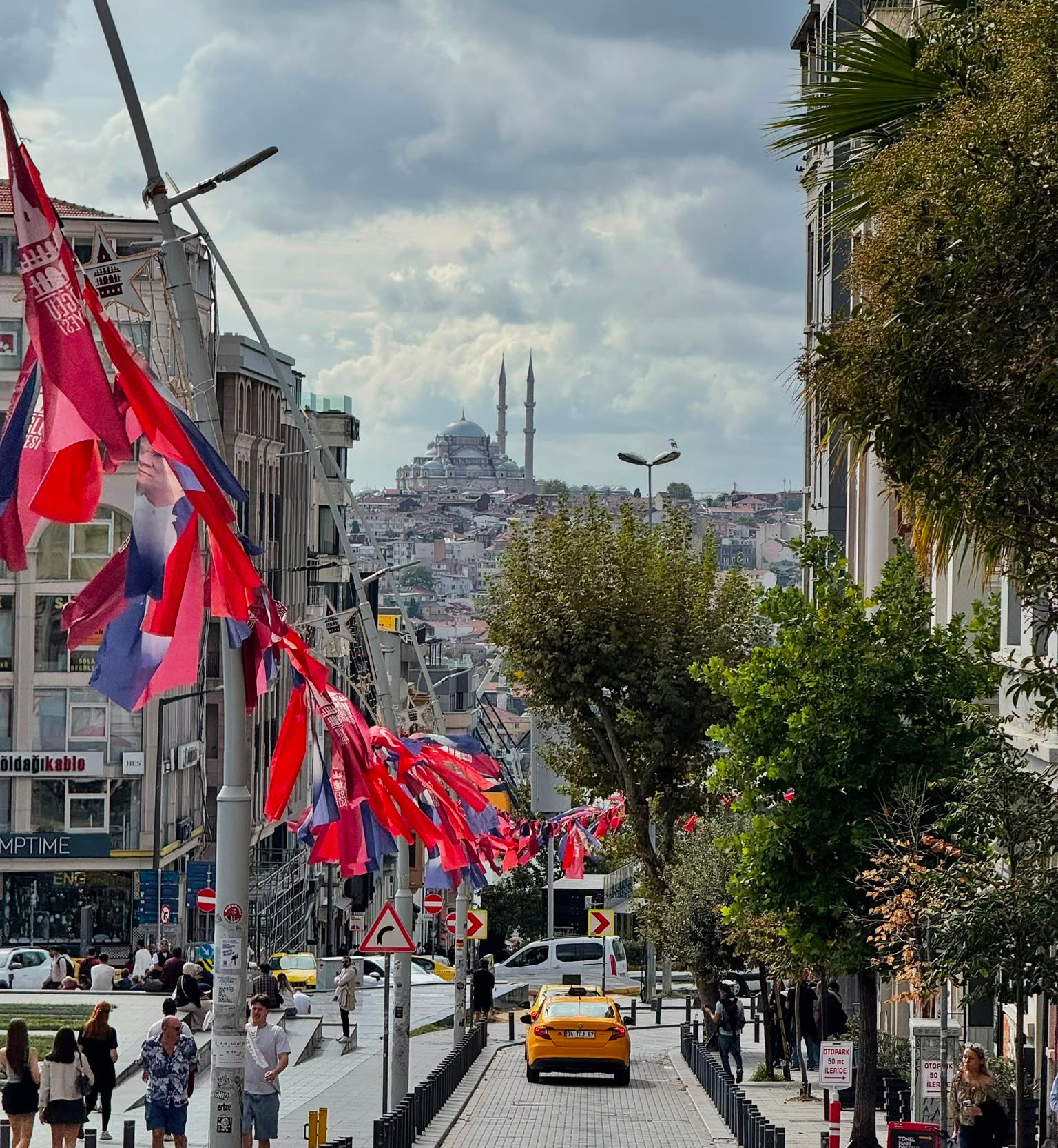 Strassenszene in Istanbul, einer von drei Teststandorten für den eSIM-Vergleich von Airalo, Nomad und Saily im September 2026.