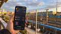 Smartphone mit Saily-eSIM vor den Gleisen des Münchner Hauptbahnhofs beim eSIM-Test 2026