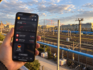 Smartphone mit Saily-eSIM vor den Gleisen des Münchner Hauptbahnhofs beim eSIM-Test 2026