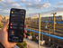 Smartphone mit Saily-eSIM vor den Gleisen des Münchner Hauptbahnhofs beim eSIM-Test 2026