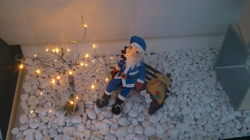 Papa Noel azul en escaparate