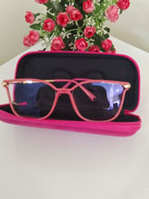 foto de óculos infantil para meninas cor rosa, acompanhando a case rosa.