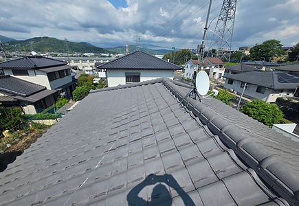 福岡県筑紫野市で株式会社 大日本絋産が屋根葺き替え工事を行う前のセメント瓦屋根全景