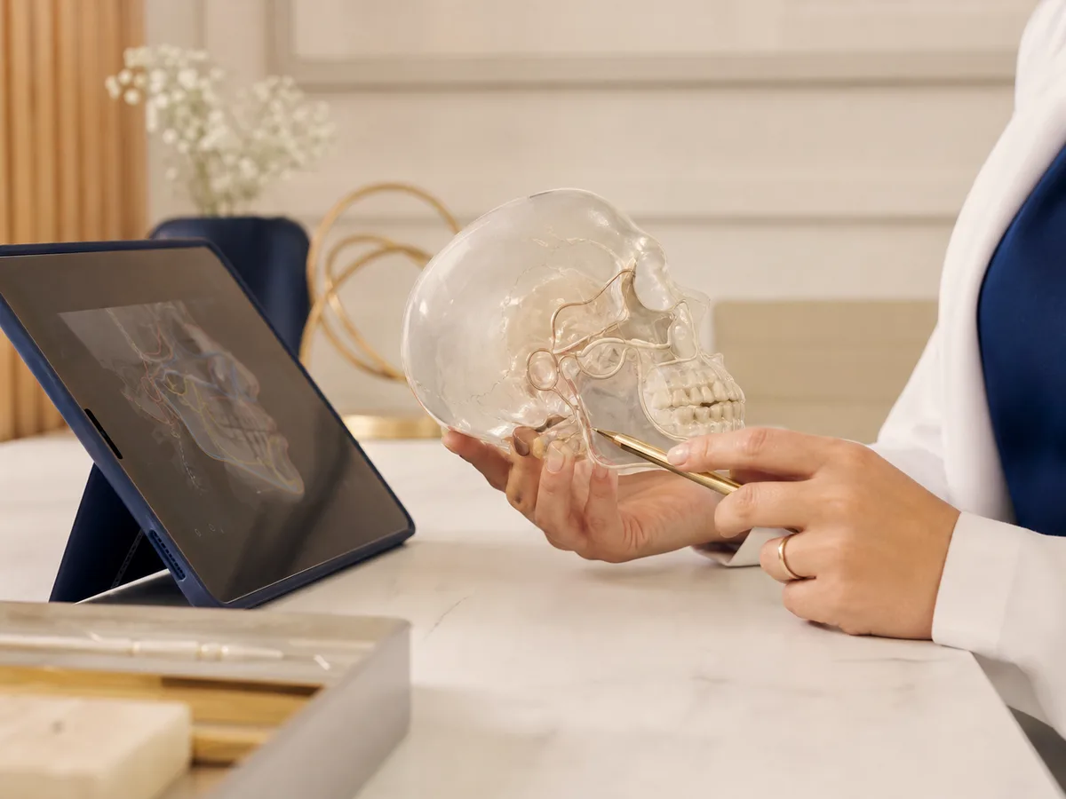 Planejamento ilustrativo de cirurgia ortognática com modelo anatômico