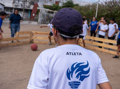 Niños de colegio Terranova jugando gaga ball en terraolimpiadas 2026