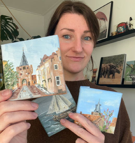 Sanne Neuteboom met 3 schilderijtjes van Elburg, vischpoort en botter