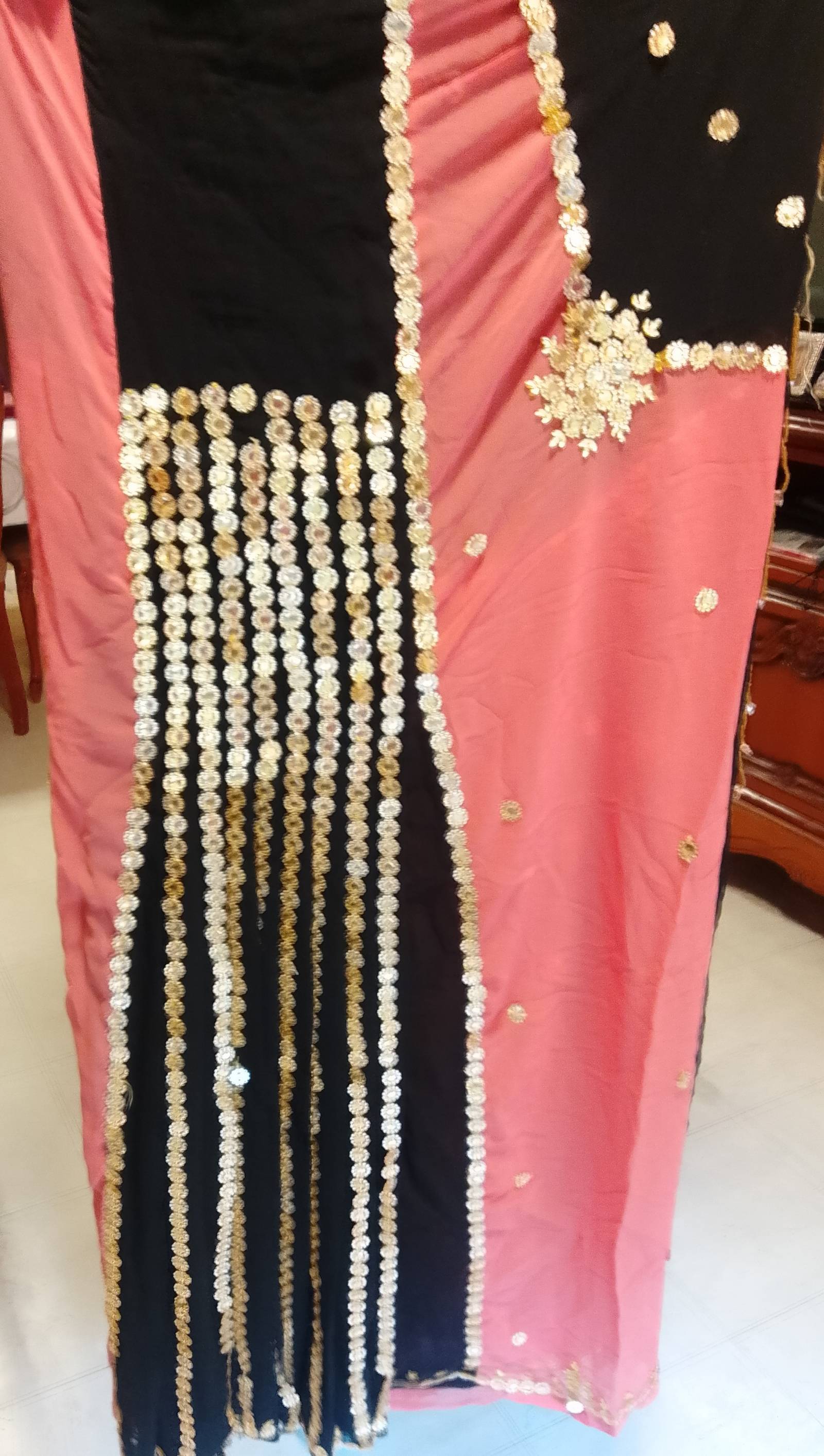 Sari traditionnel rose et noir brodé