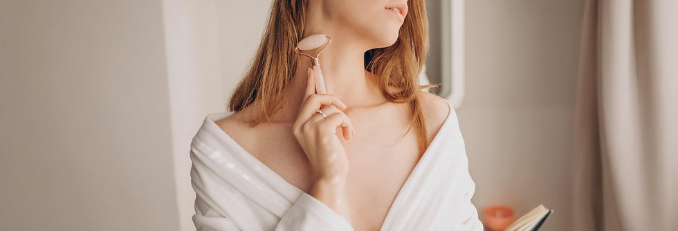 femme-faisant-un-auto-massage-avec-un-rouleau-facial-en-quartz-rose_site.jpg