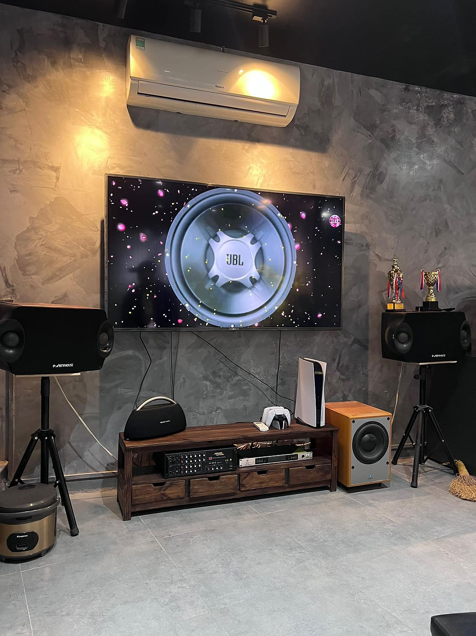 Feedback tv console 01