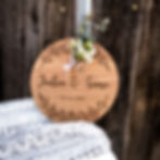 Ringkissen aus Holz, mit Namen und Datum