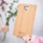 Schneidebrett aus Holz mit der Gravur Ehebrett und den Namen des Brautpaars