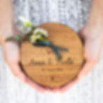 Ringkissen aus Holz, Herz, mit Namen und Hochzeitsdatum