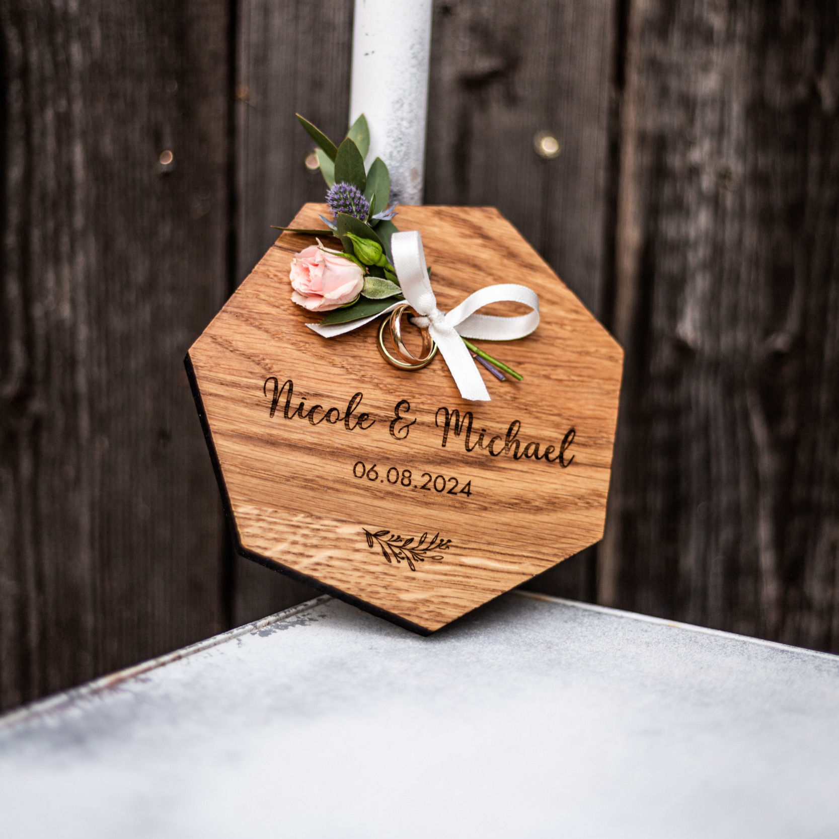 Hochzeit Ringkissen aus Holz, mit Namen und Datum