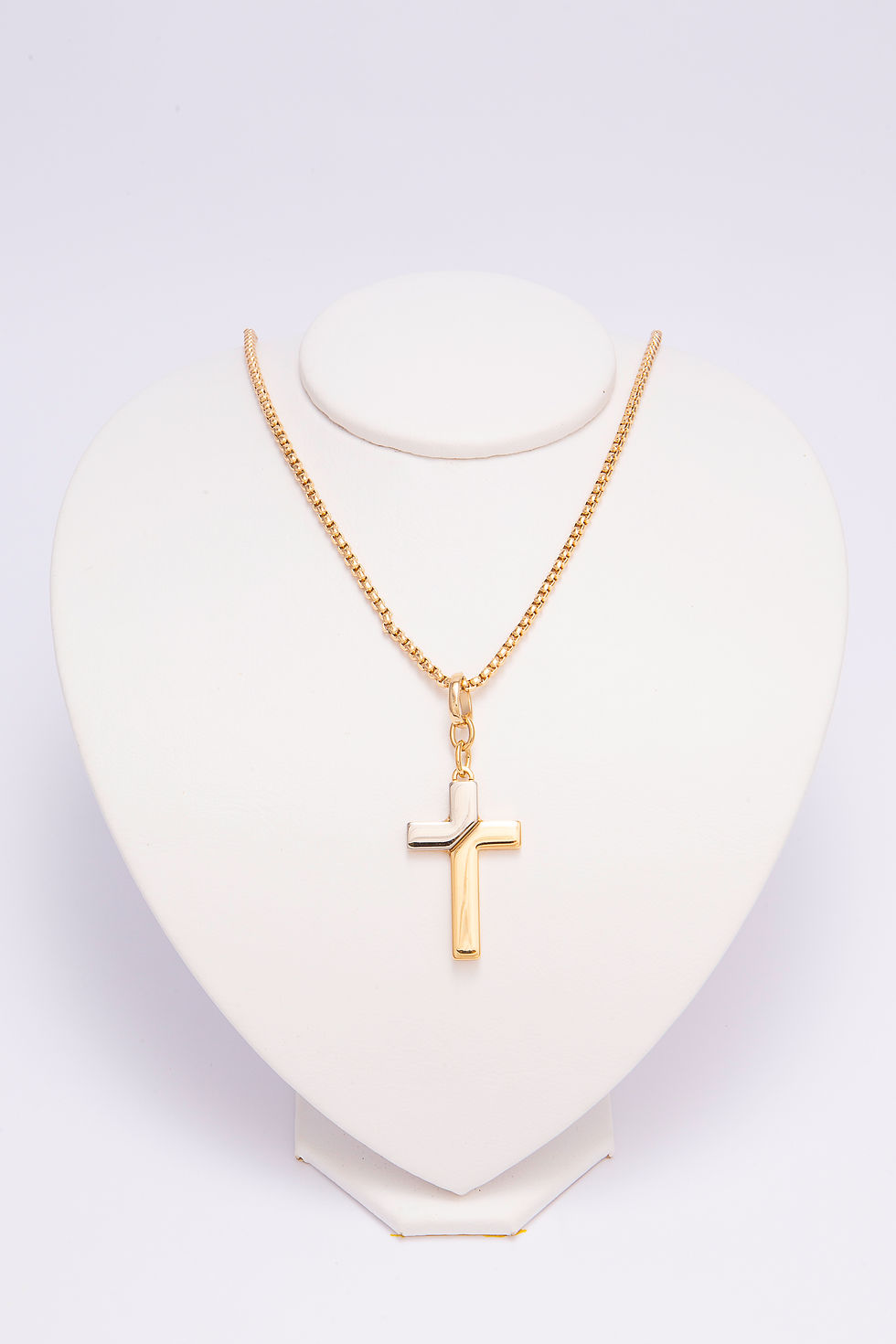 Colar em metal dourado e resina