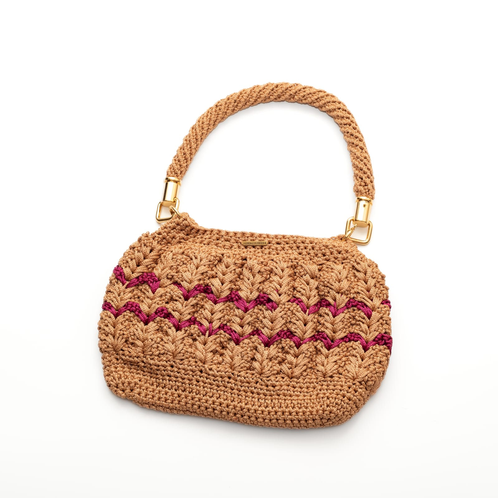Bolsa em fio náutico com o bolso interno e fecho imantado.