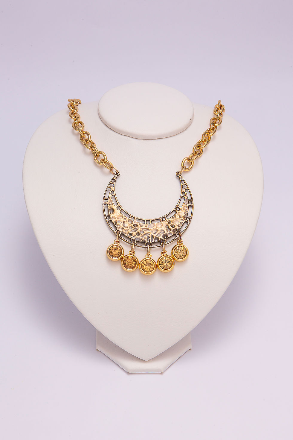 Colar em metal dourado, ouro velho e strass âmbar