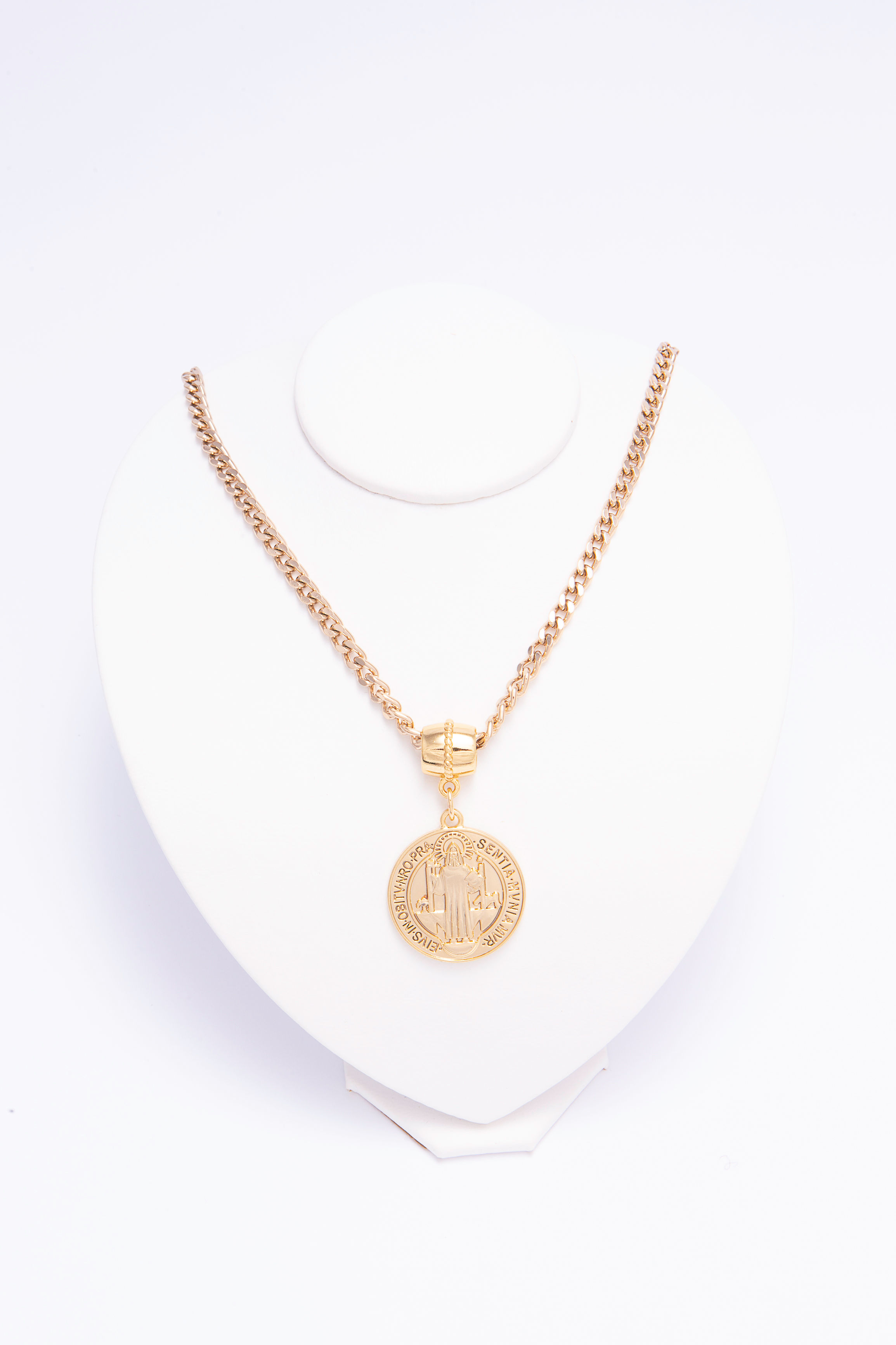 Colar em metal dourado