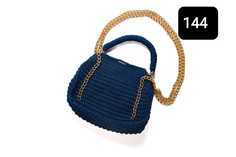 Bolsa em fio náutico com o bolso interno e fecho imantado.