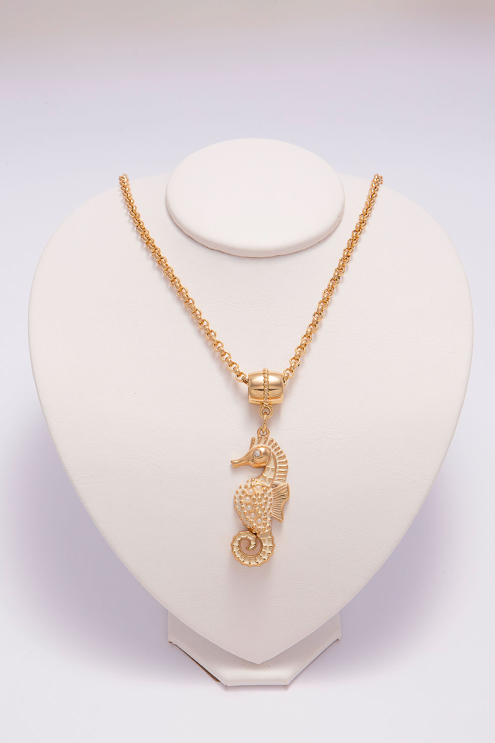 Colar em metal dourado