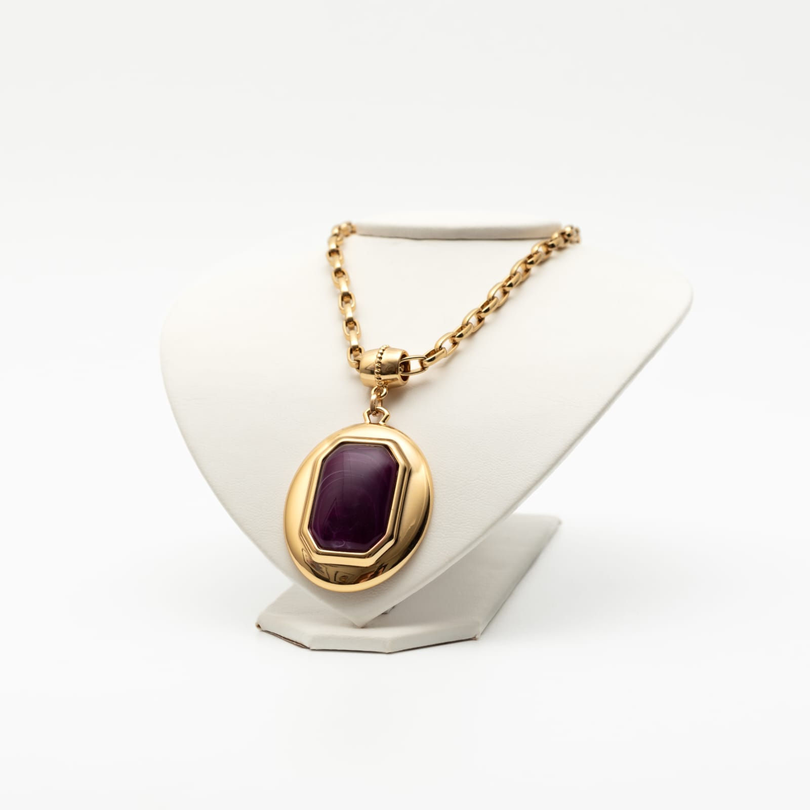 Colar em metal dourado e resina