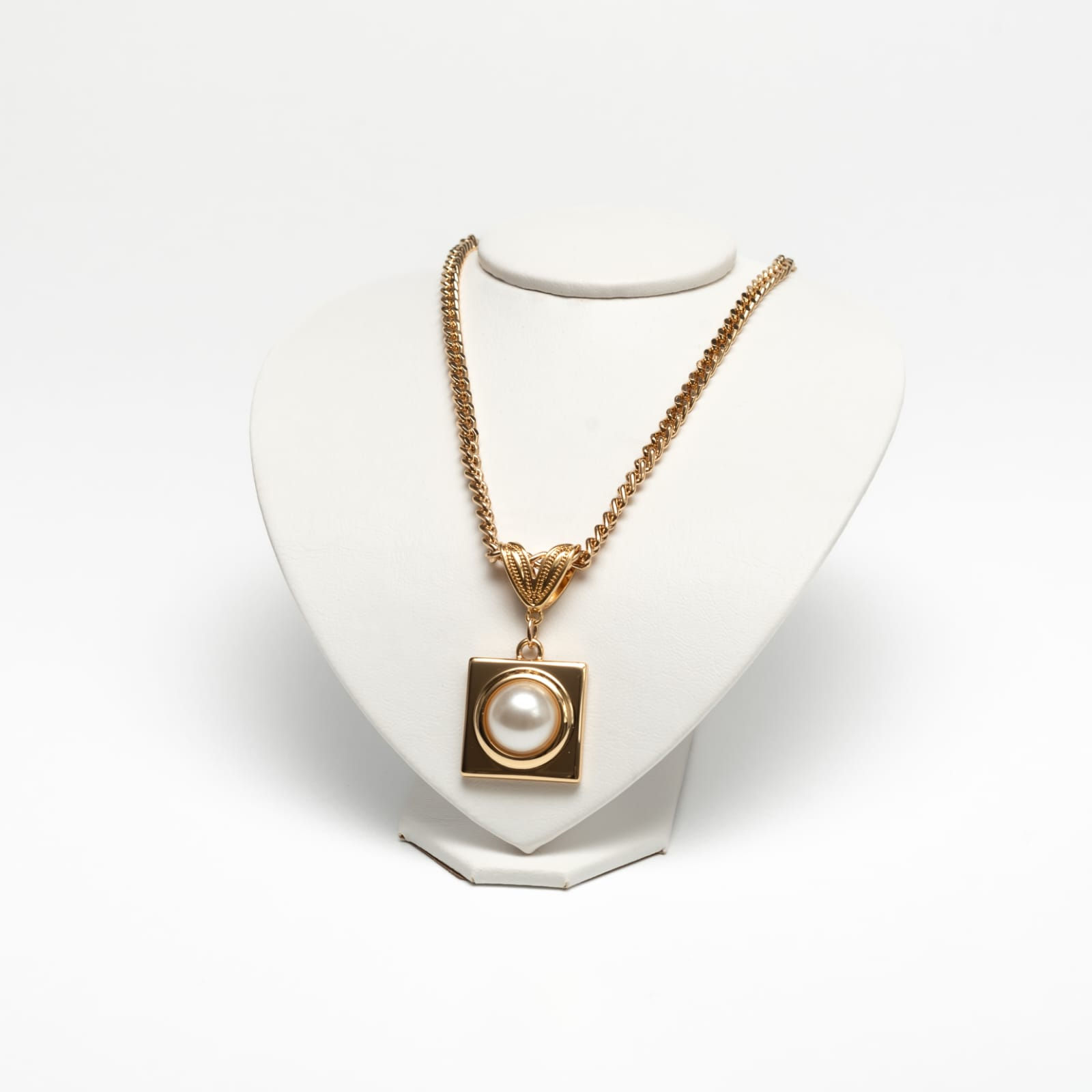 Colar em metal dourado e pérola