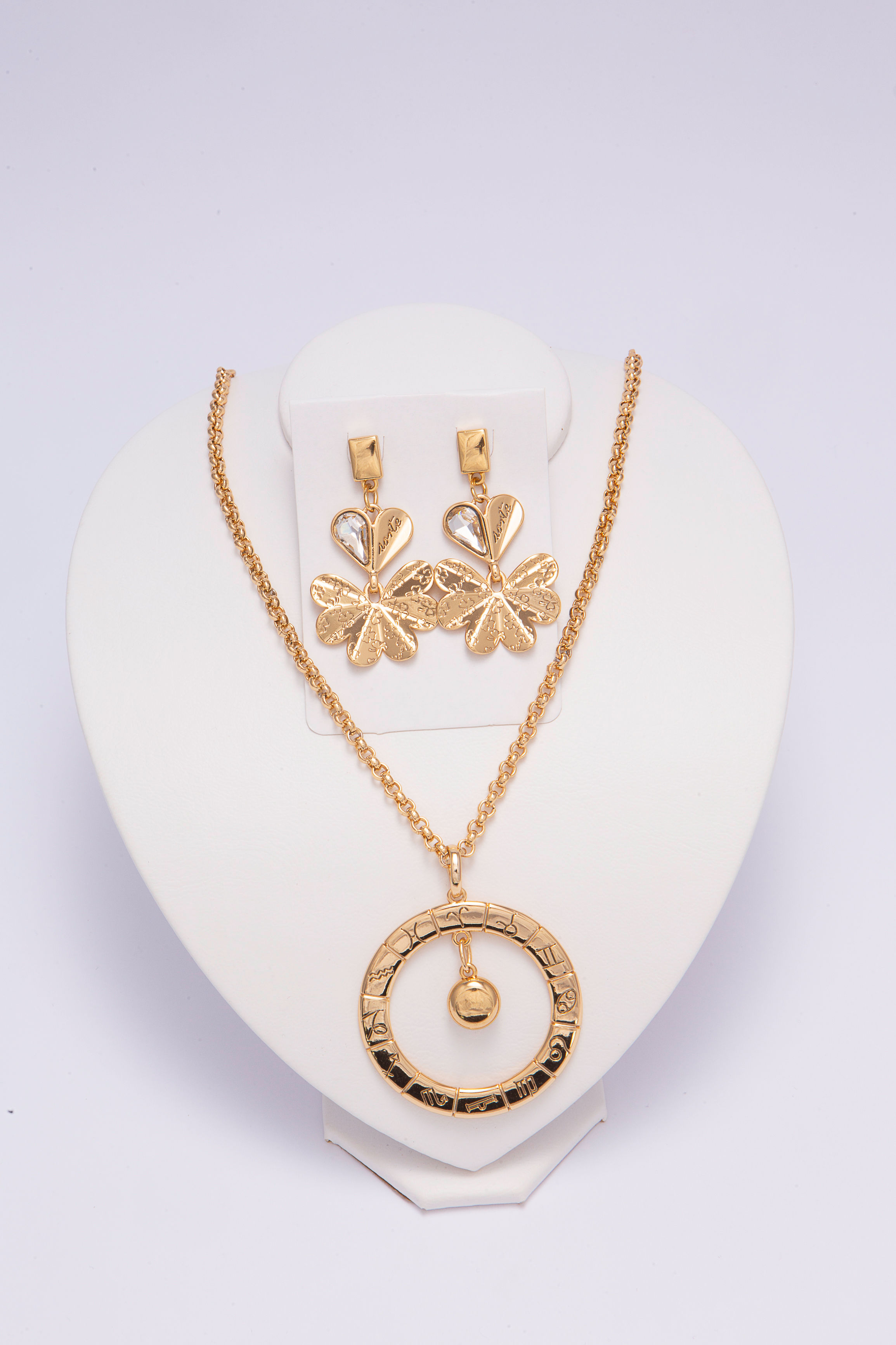 Conjunto de colar e brincos em metal dourado e strass cristal