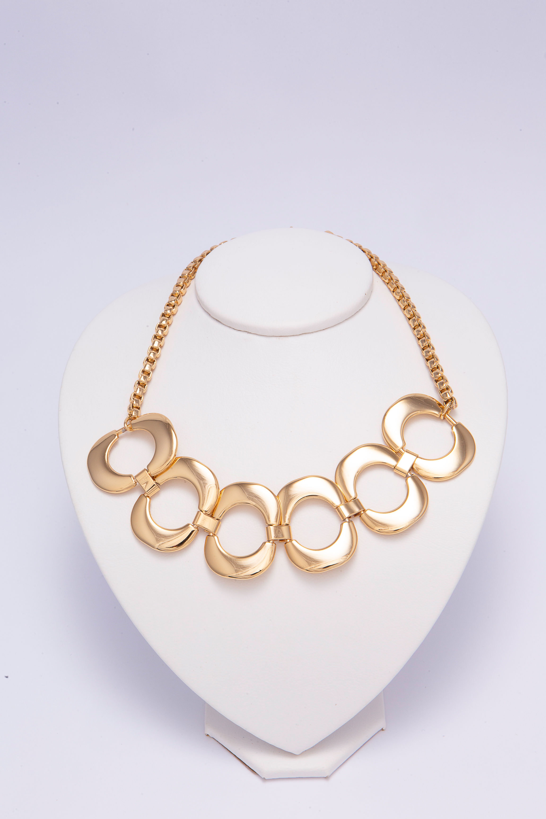 Colar em metal dourado