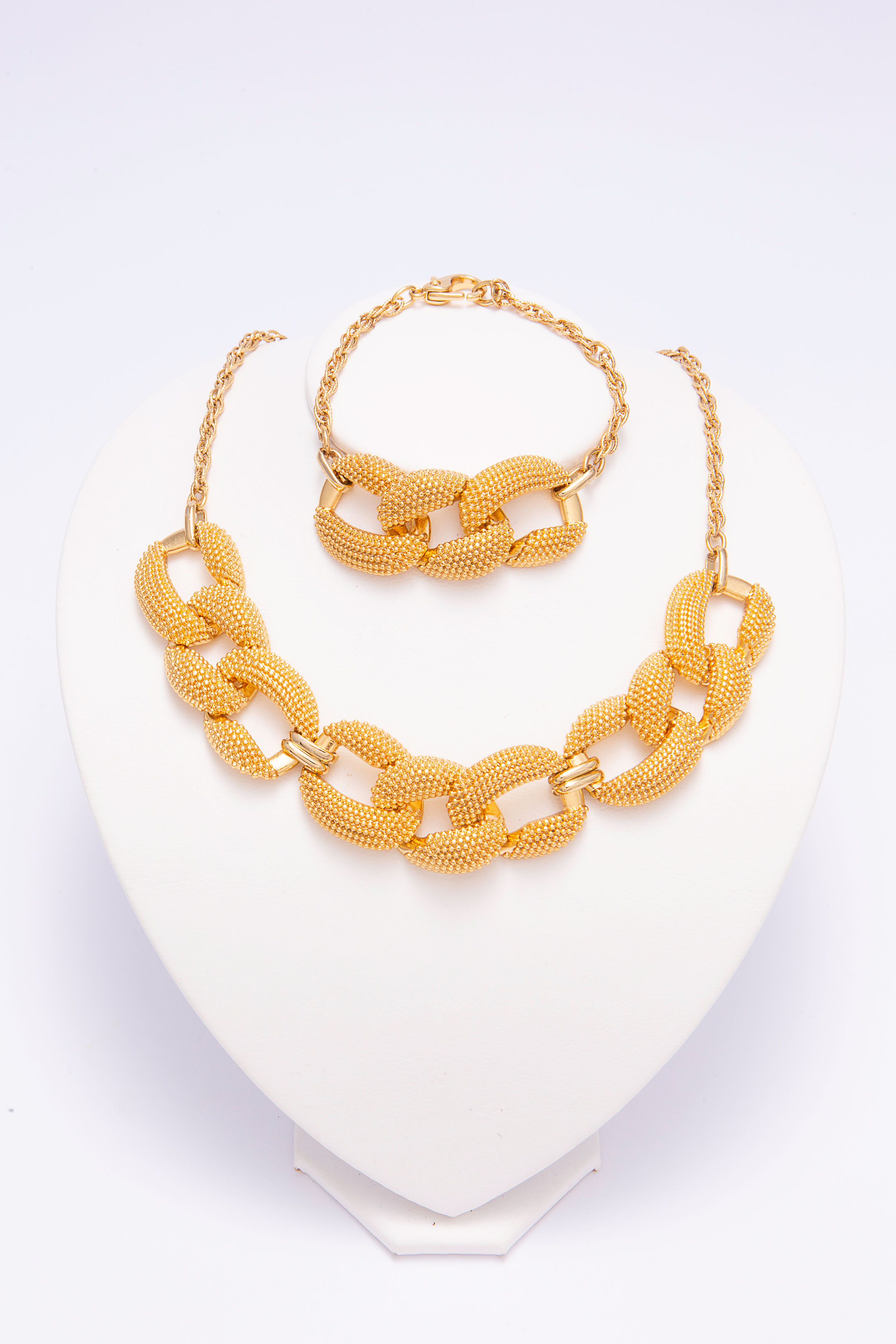 Conjunto de colar e pulseira em metal dourado